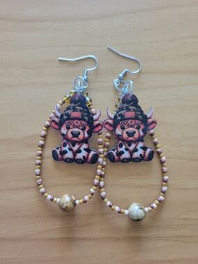🧋NEW🧋Hand Crafted Pink & Tan Highland Cow Beaded Hoop Earrings